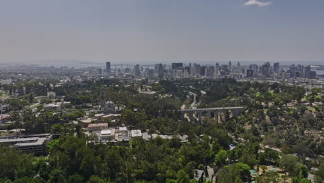 San-Diego-California-Aerial-V63-Flyover-Zoo,-Der-Mehrere-Attraktionen-Im-Balboa-Park,-Die-Cabrillo-Bridge-Und-Die-Stadtansichten-Der-Innenstadt-Im-Hintergrund-Einfängt-–-Aufgenommen-Mit-Mavic-3-Cine-–-September-2022