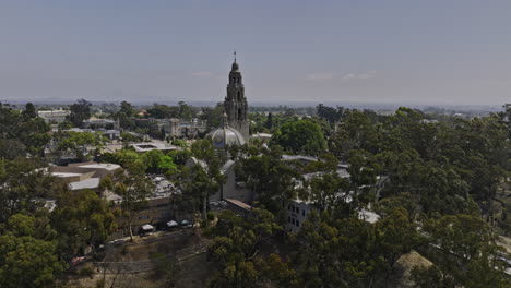 San-Diego-California-Aerial-V68-Low-Fly-Around-Balboa-Park,-Aufnahme-Architektonischer-Details-Des-Symbolträchtigen-Historischen-Wahrzeichenturms,-Der-Museen-Und-Der-Cabrillo-brücke-–-Aufgenommen-Mit-Mavic-3-Cine-–-September-2022