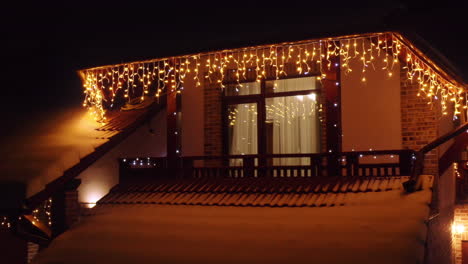 Hermosa-Casa-Iluminada-Durante-La-Noche-De-Navidad,-Iluminada-Y-Decorada,-Vista-Aérea