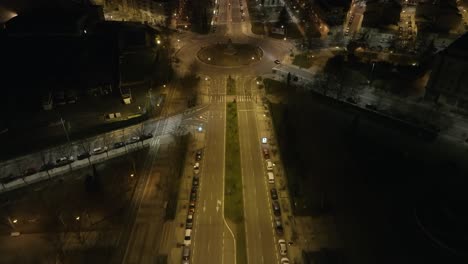 Luftaufnahme-Eines-Beleuchteten-Großen-Kreisverkehrs-In-Der-Nacht-In-Der-Stadt-Salamanca,-Spanien