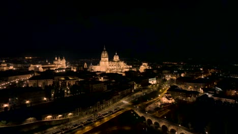 Umlaufbahn,-Die-Nachts-Von-Der-Markanten-Basilika-Im-Herzen-Der-Stadt-Salamanca,-Spanien,-Aufgenommen-Wurde