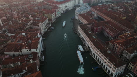 Boote-Und-Vaporetto-Am-Grand-Canal-In-Venedig,-Italien-Bei-Sonnenaufgang---Luftdrohnenaufnahme
