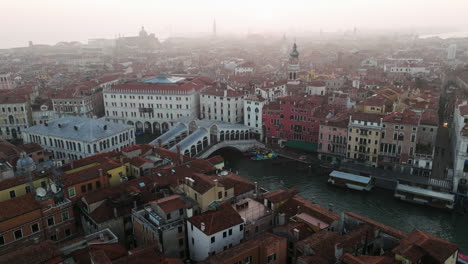 Berühmte-Rialtobrücke-In-Venedig,-Italien-Bei-Sonnenaufgang---Luftdrohnenaufnahme