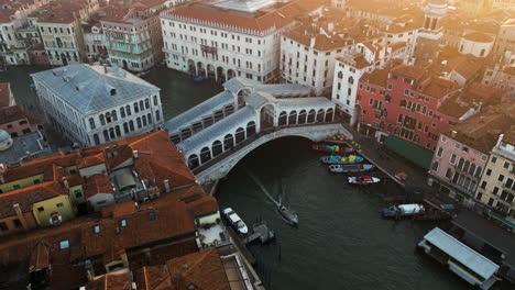 Stadtbild-Von-Venedig-Mit-Rialtobrücke-In-Venedig,-Italien---Luftdrohnenaufnahme