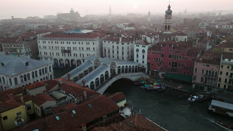 Ponte-Rialto-O-Puente-Rialto-Y-Gran-Canal,-Venecia,-Italia---Toma-Aérea-De-Drones