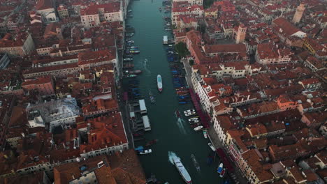 Vista-Aérea-Sobre-El-Gran-Canal-Y-El-Paisaje-Urbano-En-Venecia,-Italia---Disparo-De-Drones