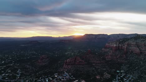 Panorama-Der-Innenstadt-Von-Sedona-Mit-Roten-Schluchten-Während-Des-Sonnenuntergangs-In-Arizona,-Vereinigte-Staaten