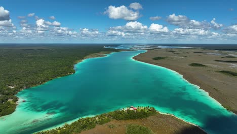 Luftaufnahme-Mit-Blick-Auf-Ein-Exotisches-Resort-An-Der-Lagune-Der-Sieben-Farben-Im-Sonnigen-Mexiko---Kreisen,-Drohnenaufnahme