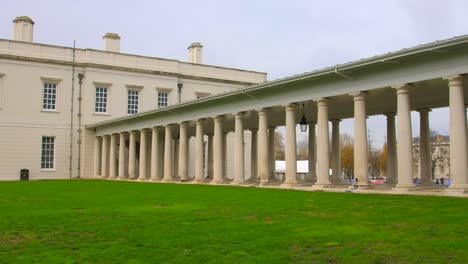 La-Columnata-De-La-Arquitectura-De-La-Casa-De-La-Reina-En-El-Parque-Real-De-Greenwich,-Londres,-Reino-Unido