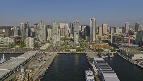 San-Diego-California-Aerial-V86-Low-Flyover-Bay-Pier-Durch-Die-Innenstadt,-Die-Das-Urbane-Stadtbild-Mit-Hochhauskomplex-Und-Santa-Fe-depot-Einfängt-–-Aufgenommen-Mit-Mavic-3-Cine-–-September-2022