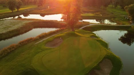 Das-Letzte-Putten-Auf-Dem-Grün-Eines-Golfspielers-Auf-Dem-Golfplatz-Während-Eines-Sonnigen-Sonnenuntergangs