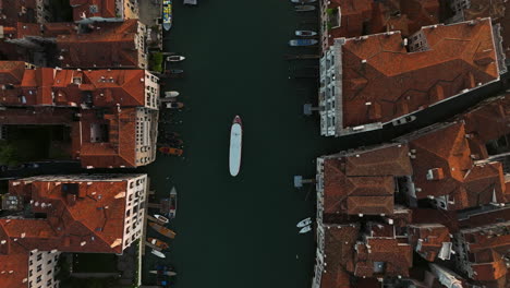 Vista-De-Arriba-Hacia-Abajo-Del-Gran-Canal-En-Venecia-Al-Amanecer---Disparo-De-Drones