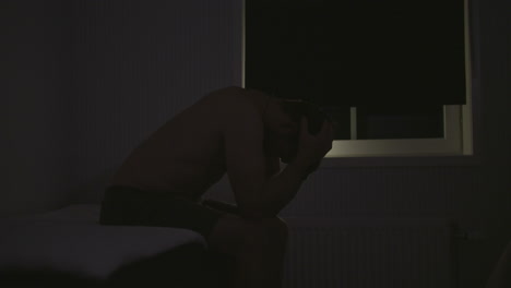 Depression-Man-Konzept,-Junger-Mann,-Der-Verzweifelt-Gesicht-Bedeckt,-Nächtliche-Schlaflosigkeit
