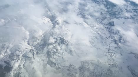 Luft-über-Wolken-Und-Schneebedeckten-Bergen
