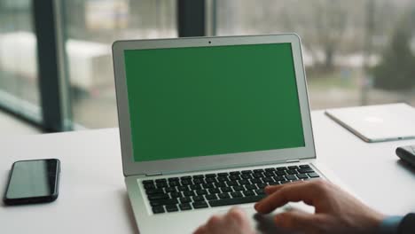 Nahaufnahme-Männlicher-Hände,-Die-Das-Touchpad-Eines-Laptops-Mit-Chroma-Key-Auf-Dem-Bildschirm-Umdrehen