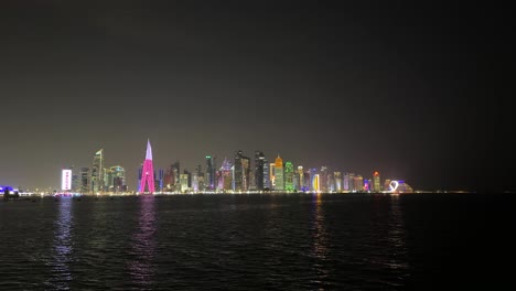 Katar-Hat-Stadtlandschaften,-Die-Die-Nächte-Schön-Machen-Und-Das-Leben-Geht-Die-Ganze-Nacht-über-Weiter