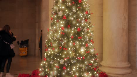 Christmas-Tree-Decorated-At-The-Hall-Of-The-New-York-Library-Main-Branch-In-Midtown-Manhattan,-New-York-City,-USA