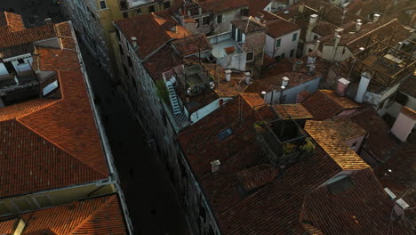 Fliegen-über-Den-Dächern-Von-Venedig-In-Italien-Bei-Sonnenaufgang---Drohnenaufnahme