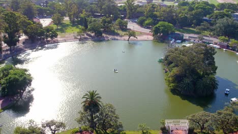 Aerial-view-of-the-rosedal-lake-in-palermo-on-a-sunny-day,-recreational-activity,-Buenos-Aires,-Argentina