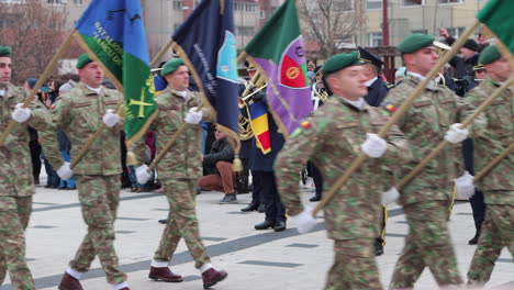 Soldados-Portando-Banderas-Marchan-En-El-Gran-Desfile-Del-Día-De-La-Unión,-Miercurea-Ciuc,-Rumania