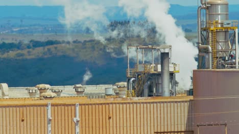 Raffineriefabrik-Emittiert-Giftige-Weiße-Rauchluftverschmutzung