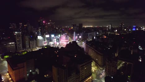 Boom-Up-Luftaufnahme-Des-Lichtunterschieds-Zwischen-Der-Hauptstraße-Der-Stadt-Buenos-Aires,-Argentinien