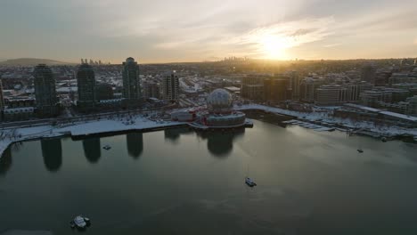 Vancouver-Globe-Science-World-Building-Mit-Winterschnee-Bedeckt---Drohnen-Sonnenuntergang-Aus-Der-Luft
