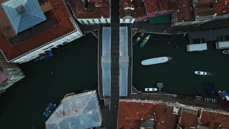Bird's-Eye-View-Of-The-Famous-Rialto-Bridge-Over-Grand-Canal-In-Venice,-Italy---drone-shot