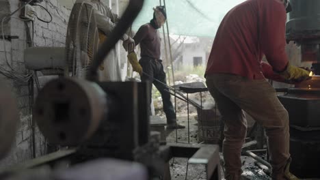 Eisenarbeiter,-Die-Metall-In-Einer-Fertigungswerkstatt-In-Pakistan-Schmieden
