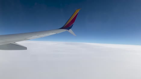 Südwestliche-Fluggesellschaft,-Die-über-Glatter-Wolkenoberfläche-Fliegt