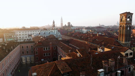 Fliegen-Auf-Mittelalterlichen-Roten-Dächern-Im-Stadtbild-Von-Venedig-Bei-Sonnenaufgang-In-Italien
