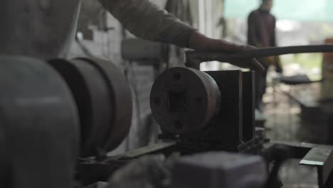 Metallarbeiter-Während-Des-Schmiedeprozesses,-Drehmaschine-Heißspinnen-In-Einer-Werkstatt