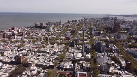 Vogelperspektive-Auf-Die-Hauptstadt-Von-Uruguay-Mit-Dem-Atlantischen-Ozean-Im-Hintergrund