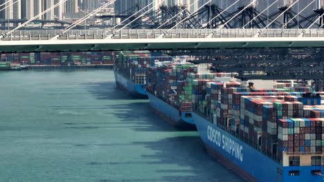 Cosco-Schiffe,-Die-Von-Portalkränen-Des-Act-Containerterminals-In-Hongkong-Hinter-Der-Stonecutters-Brücke-Umgeschlagen-Werden
