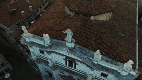 Vista-Superior-De-Arquitecturas-Venecianas-Históricas-En-La-Ciudad-Medieval-De-Venecia,-Italia
