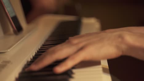 Nahaufnahme-Der-Hände-Eines-Musikers,-Der-Auf-Einer-Tastatur-Klavier-Spielt