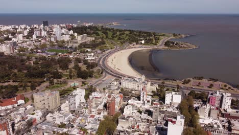 Ramirez-Beach,-Montevideo-stadt,-Uruguay.-Antenne-Nach-Hinten