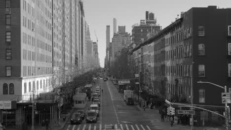 Monochrom-Des-Stadtbildes,-Gesehen-Vom-Erhöhten-Park-Der-High-Line-In-Manhattan,-New-York,-Usa