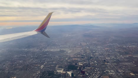 Avion-Volando-Sobre-La-Ciudad-De-Nevada