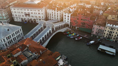 Luftdrohne-Der-Rialtobrücke-In-Der-Historischen-Stadt-Venedig,-Italien-Während-Des-Sonnenaufgangs