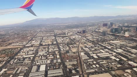 Südwestliches-Flugzeug,-Das-über-Las-Vegas,-Nevada-Fliegt