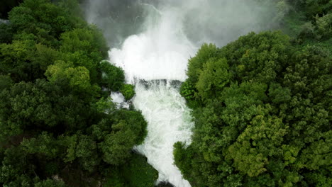 El-Agua-Que-Fluye-Hacia-Las-Cataratas-Marmore-Con-Un-Exuberante-Bosque-Verde-En-Umbría,-Italia