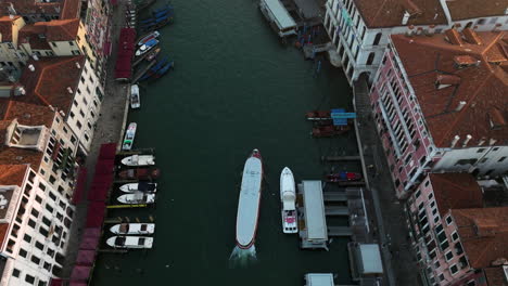 Water-Bus-Traveling-Through-The-Grand-Canal-In-Venice-At-Sunrise---aerial-top-down