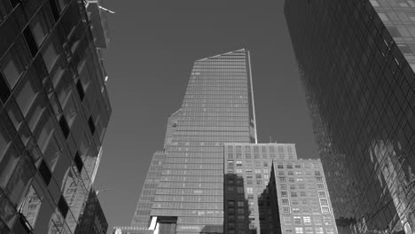 Pasando-Por-Edificios-Residenciales-En-El-Barrio-De-Manhattan-En-El-Ajetreado-Distrito-De-Negocios-Del-Centro-De-Nueva-York-Con-Altos-Rascacielos-Vidriosos-Y-Grandes-Edificios-De-Oficinas-Contemporáneos