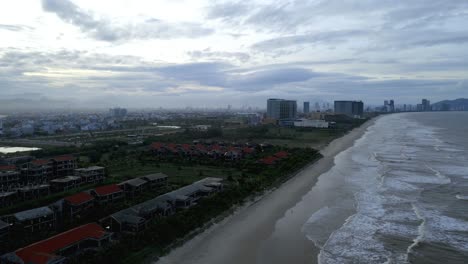 Atemberaubende-Rotierende-Filmische-Drohnenaufnahme-Eines-Majestätischen-Strandes-Namens-Bang-In-Vietnam