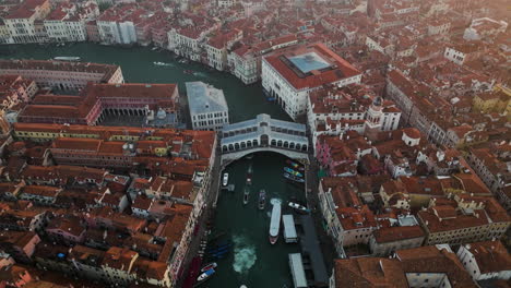 Aerial-View-Of-The-Famous-Grand-Canal-And-Rialto-Bridge-In-Venice,-Italy-At-Sunrise---drone-shot
