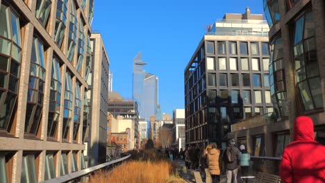 Crowded-People-Walking-On-Pathways-Of-High-Line-Park-In-Manhattan,-New-York-City,-USA