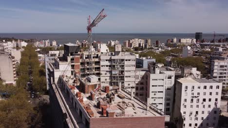 Luftaufnahme-Der-Baustelle-Am-Blockbau-Mit-Kran-In-Der-Stadt-Montevideo,-Uruguay