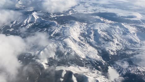 Montañas-Nevadas-En-Montana-Aérea-Por-Encima-De-Las-Nubes