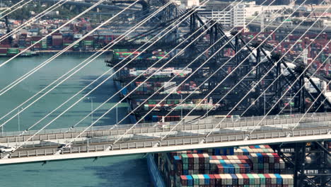 Umkreisende-Aufnahme-Von-3-Containerschiffen,-Die-An-Einem-Hellen-Sonnigen-Tag-Im-Tiefseehafen-Hinter-Der-Steinmetzbrücke-In-Hong-Kong-Festgemacht-Sind